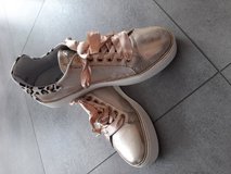 Leather sneaker gold/leo US Size 7 in Ramstein, Germany