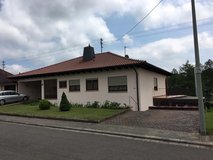 Big freestanding house/garage  20 min Ramstein quiet location   overlook to a pond in Baumholder, GE