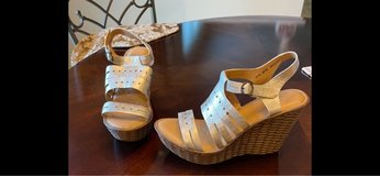 NEW Born Goldie Sandals, women’s size 8, champagne in Aurora, Illinois