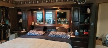 King bedroom set in Bolingbrook, Illinois