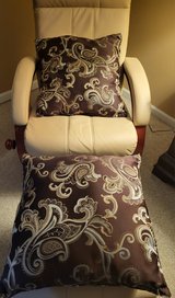 2 Decorative pillows 18" in Joliet, Illinois