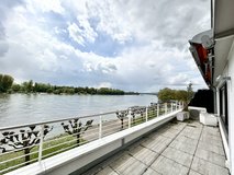TOP location Wiesbaden riverside 1367sqft condo AC fitted kitchen 2 bath terrace parking in Wiesbaden, GE