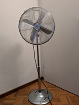 Standing oscillating fan and box fan, 220v - €50 or $50 for both in Stuttgart, GE