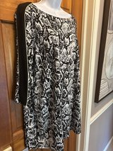 Black & White Tunic Top with Green Trim & Back Zipper - 1X in Naperville, Illinois