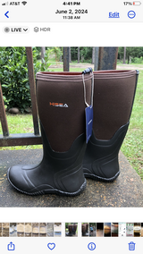Hisea  waterproof insulated  boots sz 5 in Fort Polk, Louisiana