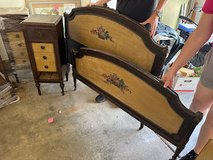 7 pc Antique double bedroom set in Naperville, Illinois