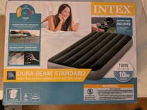 Twin size air mattress with battery powered air pump in Stuttgart, GE