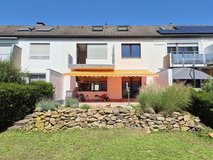 VIDEO: DOGS ALLOWED ONLY 9 MIN TO LUCIUS CLAY KASERNE! Well-designed terraced house with garden ... in Wiesbaden, GE