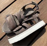 UGG Zayne Ankle Strap Sandals US 6, “molasses” in Stuttgart, GE