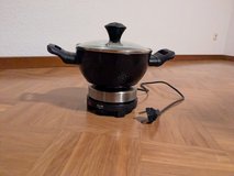 Small hot plate, 220v with small cooking pot in Stuttgart, GE