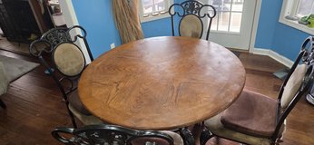 Kitchen Table w Chairs in Clarksville, Tennessee