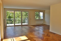 Bright 4-BR Apartment w/ Balcony + Parking – Stuttgart-Riedenberg in Stuttgart, GE