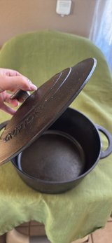 Crofton Cast Iron 5.5qt pot/dutch oven in Lake Elsinore, California