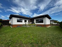 VIDEO: BUNGALOW – approx. 1389 ft² of living space, 5 room, 3 bed, 2 bath, WC, + garage in Wiesbaden, GE