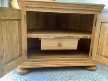 Elegant Solid Oak Corner Unit for TV or HIFI Systems in Wiesbaden, GE