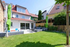 The Pegahaus - Welcome to our cosy house in Wiesbaden-Schierstein. Enjoy two terraces and the ga... in Wiesbaden, GE
