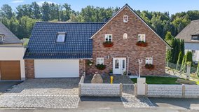 Exclusive estate! Stylish single-family home with impressive outbuildings and a large garden. in Grafenwoehr, GE