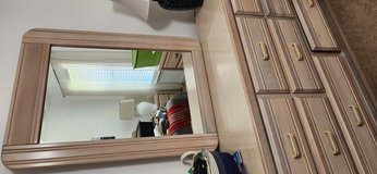 6 Piece Bedroom Set in Eglin AFB, Florida