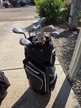 Almost new womens golf clubs beautiful bag in Alamogordo, New Mexico