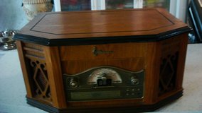 Like New Replica Am/Fm Radio, Casset, CD & Phonograph player in Fort Bliss, Texas