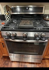 GE natural gas range in Batavia, Illinois