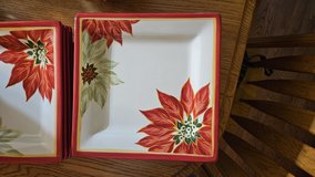 8 Poinsettia Dinner Plates in Aurora, Illinois