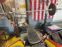 **Gold’s gym, weight bench w/weights in Vacaville, California