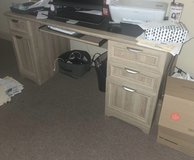 Good lil desk in Kingwood, Texas
