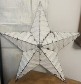 Large metal star in Aurora, Illinois