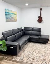 Modern Black Leather Sectional Sofa – Right-Facing Chaise | Excellent Condition in Chicago, Illinois