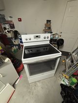Electric Stove - Gently Used, Great Condition, Clean & Reliable in 29 Palms, California