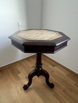 Accent Table in Stuttgart, GE