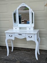 Princess Vanity w/Mirrors ~ Very Cute! in Kingwood, Texas