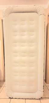 Air mattress with integrated pump-200 x 90 x 50 cm- new! in Spangdahlem, Germany