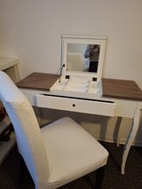 Vanity Table and Chair in Wiesbaden, GE