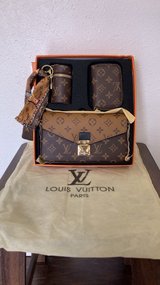 purses in Fort Leonard Wood, Missouri