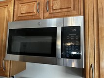 Microwave with ventilation system for stove in Vista, California