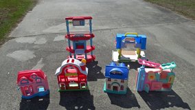 instance kid toy /town n country plastic houses n kitchen 6pc set sale for $12.oo or $3.oo each in Byron, Georgia