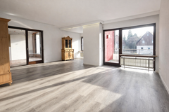 SPACIOUS! Beautiful 6.5 Room Apartment (1.722ft²) with Large Balcony – Semi-Furnished in Stuttgart, GE