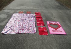 valentine day items/tablecloth-4placemats-wood kissing booth photo op/good for church in Warner Robins, Georgia