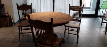 Antique Dining Table, 48inch round, Solid-solid wood! plus 3 OK chairs and 1 other chair in Stuttgart, GE
