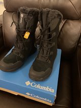 New Columbia boots women’s 9.5 in Okinawa, Japan