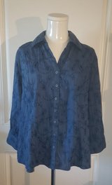 Croft & Barrow Embroidered Blue Button Down 3/4 Sleeve Blouse/Top (Size M) in Sacramento, California
