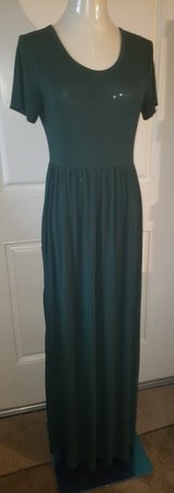 VIIShow Winter Green Short Sleeve Maxi Dress with Two Side Pockets (Size M) in Sacramento, California