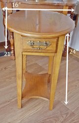 Oval End table in Aurora, Illinois