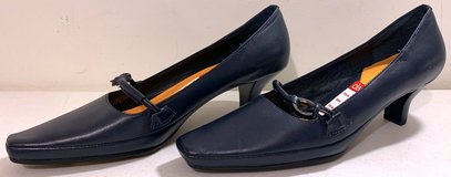 New! 8M AeroSoles Dimple Navy Blue Pumps - Square Toe - 2" Heels in Naperville, Illinois