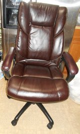 Staples Kelburne Luxura Ergonomic Faux Leather Swivel Executive Chair in Alamogordo, New Mexico