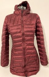 Women's Medium Eddie Bauer Red Wine / Burgundy Down Coat - hooded Jacket *EUC* in Joliet, Illinois