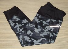 Active Life Woman's Yoga Workout Capri Leggings Size 2X Black Grey Camo in Bolingbrook, Illinois