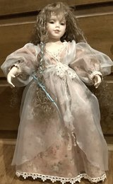 Vintage 20" Kingstate Dollcrafter Porcelain & Fabric Doll w/Stand *EUC* in Bolingbrook, Illinois